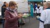Seniorki roznoszą ulotki